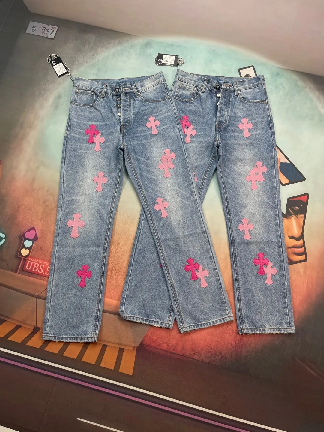 🅿️290 🔘Style No.-KL176 🔘Cro Heart𝐂𝐡𝐫𝐨𝐦𝐞 𝐇𝐞𝐚𝐫𝐭 Cross Pink Leather Distressed Retro Jeans* The quality is great and the price/performance ratio is amazing! There are styles with different washed textures. No matter you have thick or thin legs, the straight version can make your legs look great. The length is just right, very versatile and looks good with anything. It is a basic style for creating various styles. It must be added to the wardrobe must-have list! The fabric is stiff yet soft, full of texture. The ribs on the sides and cuffs of some pants are washed, giving them a vintage feel. The Kejia metal leather label above is super delicate. It doesn't just stick a cross on it and it's done. The turning lines are clear and smooth, and the craftsmanship is top-notch. Hardware such as buttons and zippers are all bearing the Kejia LOGO, and the high-cost washing process highlights the quality. The matching suggestions are as follows: Simple Clean Fit style: Pair with a white simple short-sleeved T-shirt, slightly tucked into the pants to create a natural sense of stacking, and then put on a pair of white moral training shoes, clean and neat, easy to achieve the Clean Fit style. Retro casual style: You can wear a loose light-colored plaid shirt on the upper body, tied casually around the waist, with a white vest underneath, a pair of brown retro sneakers, and a pair of black-framed sunglasses, which is full of retro casual style. Trendy street style: Wear a loose colorful hooded sweatshirt, match it with a pair of colorful sneakers, such as Adidas' Yeezy series, and carry a personalized graffiti backpack to achieve a full sense of street fashion.  Size: S M L XL (28.30.32.34) Color: Blue